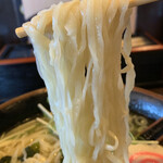 らーめん　心道 - 「潮菜ラーメン」〔塩・手打ち麺〕麺リフト。『らーめん 心道』の青竹手打ち麺は、基本に忠実な品と言える。ピロピロ感は程良く、口腔内で本当に良く跳ね回り、麺の弾力を思う存分に味わえる。手打ちゆえに、麺幅にばらつきがあることから、食感は多彩だ。