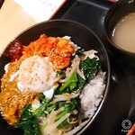 香鶏酒房鳥八 - ランチ　週替わりメニュー　香鶏のビビン丼と鶏スープ