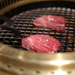 お肉にはじまり、お肉に終わる。 - にくはじ厳選 霜降りと赤身肉2種