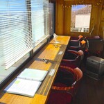 カフェ・ド・クレプスキュール - 店内 奥のカウンター席は平地では味わえない空間