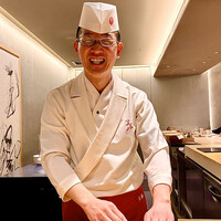 紀尾井町 三谷 - 『紀尾井町三谷』と言えば、高野店長しか頭に浮かばないくらい鮮烈な印象の持ち主。握りはもちろん、お客を飽きさせない話術が素晴らしい。