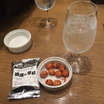 IMADEYA - 宝山 紅東 芋 ソーダ割り  酒場の学校(豆菓子)