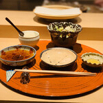 沼田 - 天麩羅セット：天汁、岩塩、レモン塩、おろし、口直サラダ