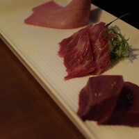 生粋 - 手前から、ハツ、肩ロース、タン中からタン元部分