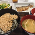 Sukiya - 鶏そぼろ丼特盛、鯖の塩焼き、オクラサラダ