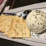 串焼BISTRO 福みみ - クラッカー割合に対してクリームチーズが多いので何度かお替りしました