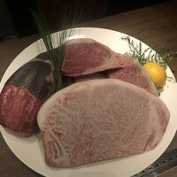 USHIMITSU NISHIAZABU - 踊り子たち。手前がサーロイン。田村牧場の神戸牛