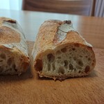 ナナパン - わたしのいちばん好きなバケット。香りよし、風味よし、歯ごたえよし。何をつけても(練乳にイチゴジャムとか、あんバターとか、ピザソースにたっぷりチーズも！)合う。そのまま食べても美味しい。