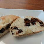 ナナパン - チョコチップたっぷり。甘いほろ苦さがむちむち生地に合います。具が片寄ってるのはご愛敬です。