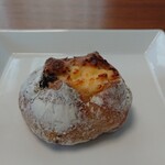 ナナパン - クランベリークリームチーズ！ハードな生地にクランベリーの粒。真ん中にどーんとクリームチーズ。