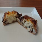 ナナパン - クランベリークリームチーズ。断面図。プチプチのクランベリーがハードな生地に入ってます。真ん中のクリームチーズは甘くてねっとり、たっぷり。