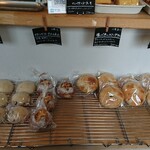 ナナパン - 金曜日はパンの日ですが、ベーグルも数種類ありました。この日のラインナップ。その日のラインナップはホームページで前日に公開。要確認。