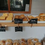 ナナパン - スコーンも四角でザクザクタイプ。美味しいです。塩パンもすき。金曜日はパンの日。この日のラインナップ。毎週、変わります。ホームページで要確認。