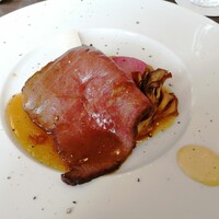 ビストロ ブルゴーニュ - ランチビュッフェのメイン料理ローストビーフ