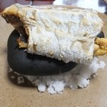 磯料理　舟小屋 - 太刀魚の石焼き。石の下に盛った塩を付けて食べると美味しいです。