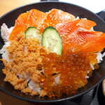 Uozen - 紅鮭刺身、鮭フレーク、いくらを乗せた丼。山芋とろろを掛けて食べるも良し