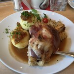 Watzke Brauereiausschank Am Ring - Knusprige Hinterhaxe vom Hausmetzger an Specksauerkraut, serviert mit Kartoffelklößen(Halbe Haxe)♪