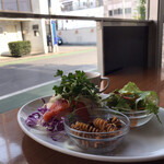 フダンカフェ - 漬けサーモンとアボカドマヨネーズランチプレート