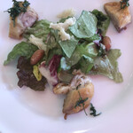 レストラン エピファニー - チキンのコンフィのサラダ
