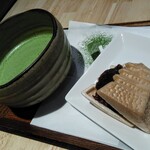 辻利茶舗 - 小倉城最中セット（この日は抹茶生チョコの試食がついていてラッキー）