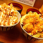 天丼てんや - ダブルチーズポーク天丼(並盛) 720円(税込)と、西京風銀ダラと白魚天丼(並盛) 890円(税込)と、オーダーすると付いてくる味噌汁2つ