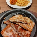 グランブッフェ - 食べ放題のサーロインと三元豚のステーキ