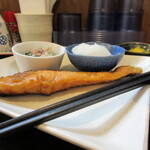 となりの食堂 - 実物は　もっと肉厚ボリューミー