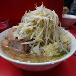 ラーメン二郎 - 小ブタ　ニンニクマシマシ、ヤサイ