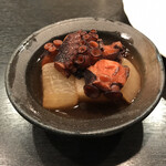 一品料理 六一 - 突き出しのトロトロのタコの煮付け。2500円に含まれます。