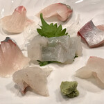 一品料理 六一 - ご主人の包丁技が冴えるお造り。魚によって包丁の入れ方が変わります。