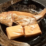 一品料理 六一 - 鯛の煮付け。豆腐も絶品。煮汁が澄んでいるのがプロの技。