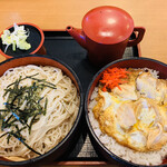 更科 - 一段目は親子丼、二段にはざるそばが入っています♫