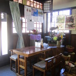 こころ食堂 - 店内はテーブル席と小あがりがあり落ち着けます