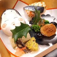 赤坂 菊乃井 - 手綱寿司、菜種辛子和え、子持ち昆布、蕗の薹味噌漬け、のし梅、梅豆腐、山葵菜、貝柱唐墨粉焼き、黒豆