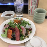 Sushizammai - ざんまいサラダハーフ５００円。まぐろ、カンパチ、いか、サーモン、いくらと生野菜のサラダです。とても美味しくいただきました（╹◡╹）
                        コスパもいいと思います（╹◡╹）