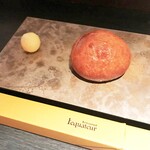 エクアトゥール - カシスのパン