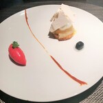 エクアトゥール - メレンゲ、練乳アイス、キャラメル、フランボワーズソルベ