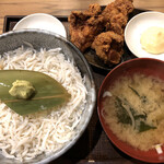 Ichi - 土日日替わりランチのしらす丼+唐揚げ3個850円