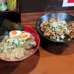 豚骨ラーメン 華香 - 濃厚煮干しラーメンニンニク入り+チャーシューと、かしわバター丼