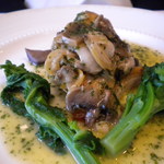 レストラン シェ・オカ - 真鯛の白身魚のポアレ、あさりとマッシュルーム、パセリ入りソース