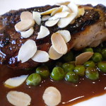 レストラン シェ・オカ - 知床鶏もも肉のソテー、エビス風味ソース・プティポアフランセーズ添え