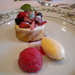 レストラン シェ・オカ - 苺のムースババロアと色々なフルーツ、バニラアイスとフランボアールのシャーベット