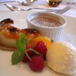 レストラン シェ・オカ - チョコレートのプリンにあんずのタルト