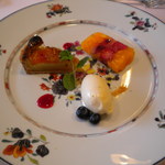 レストラン シェ・オカ - バニラアイス、あんずのタルト、さまざまなフルーツのゼリー寄せ
