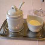 レストラン シェ・オカ - 砂糖入れとミルク