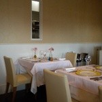 レストラン シェ・オカ - 窓の奥は厨房です