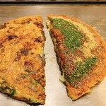 ねぎ焼やまもと 梅田エスト店 - すじねぎ(左)とお好み焼き(右)