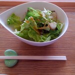 天竜飯店 - エビ炒飯にセットされるサラダ