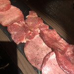 黒毛和牛焼肉 白か黒 - 