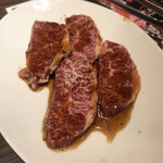 黒毛和牛焼肉 白か黒 - 
